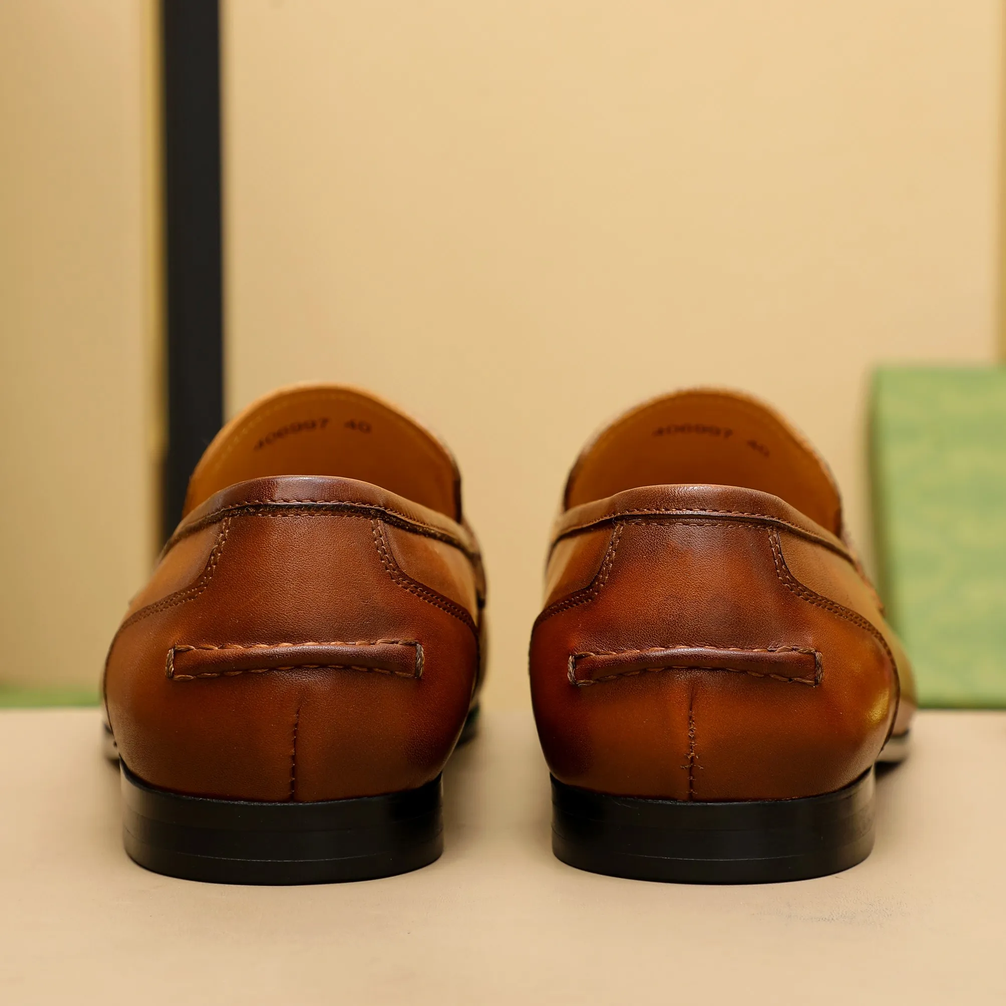 p480 GUCCI 2021 men’s latest casual leather shoes👞! Available at counters simultaneously! A one-to-one replica of the original. All imported top layer calfskin. The interior is made of top-grade cowhide, and the original factory-supplied rubber outsole is used. Leading new fashion concepts. Black, brown, matching sizes: 38-45